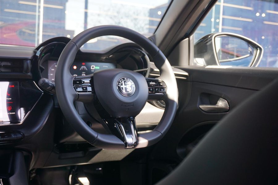 2025 Alfa Romeo Junior Elettrica Auto FWD Photo 22
