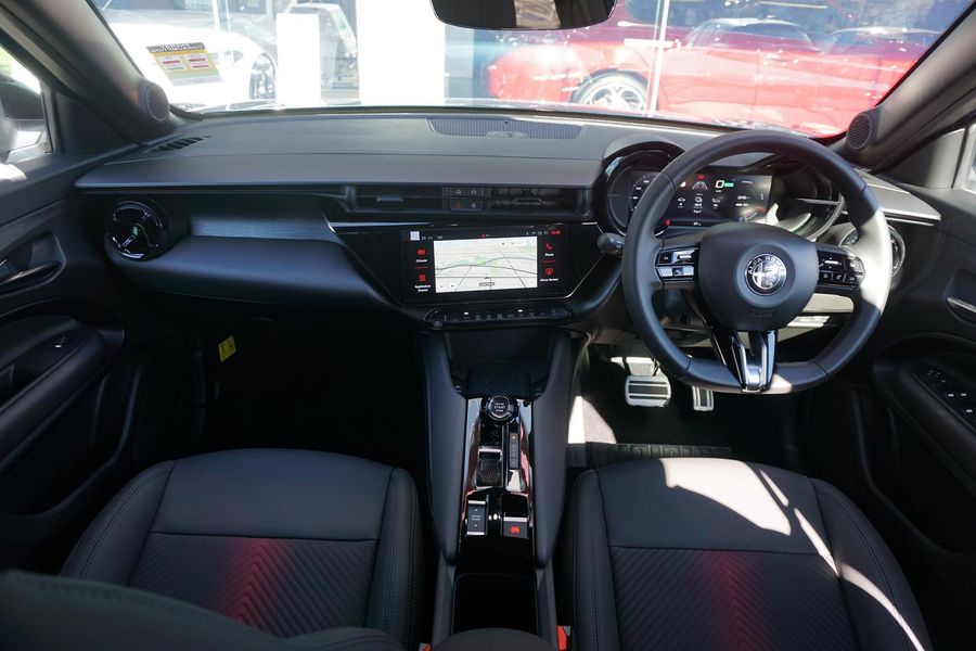 2025 Alfa Romeo Junior Elettrica Auto FWD Photo 13