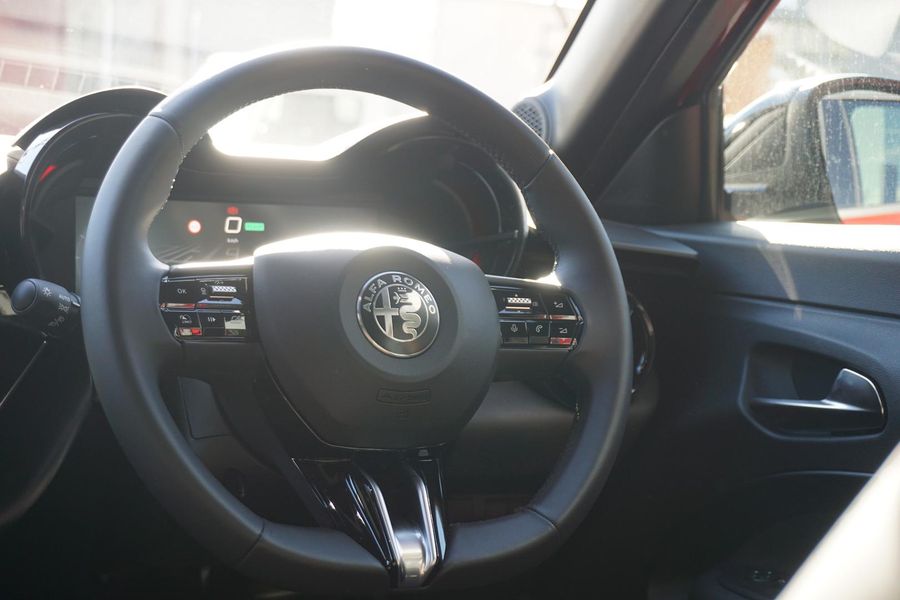2025 Alfa Romeo Junior Elettrica Auto FWD Photo 18