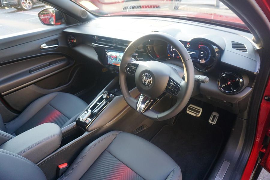 2025 Alfa Romeo Junior Ibrida Auto FWD Photo 10