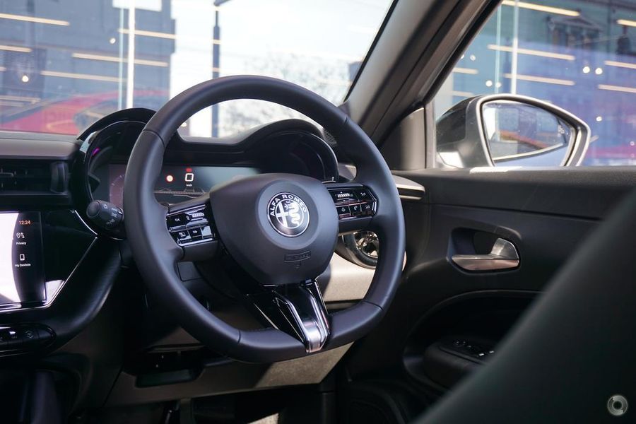 2025 Alfa Romeo Junior Ibrida Auto FWD Photo 11