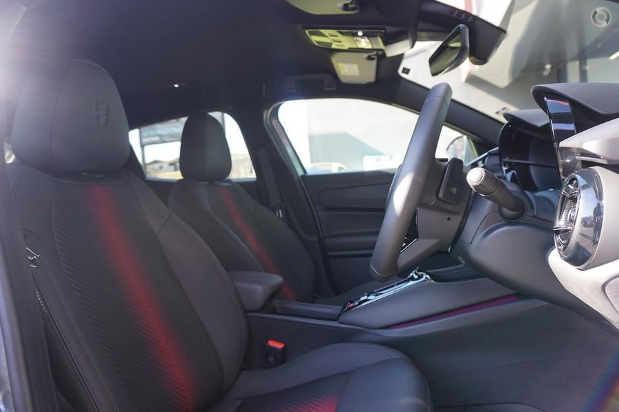 2025 Alfa Romeo Junior Ibrida Auto FWD Photo 9