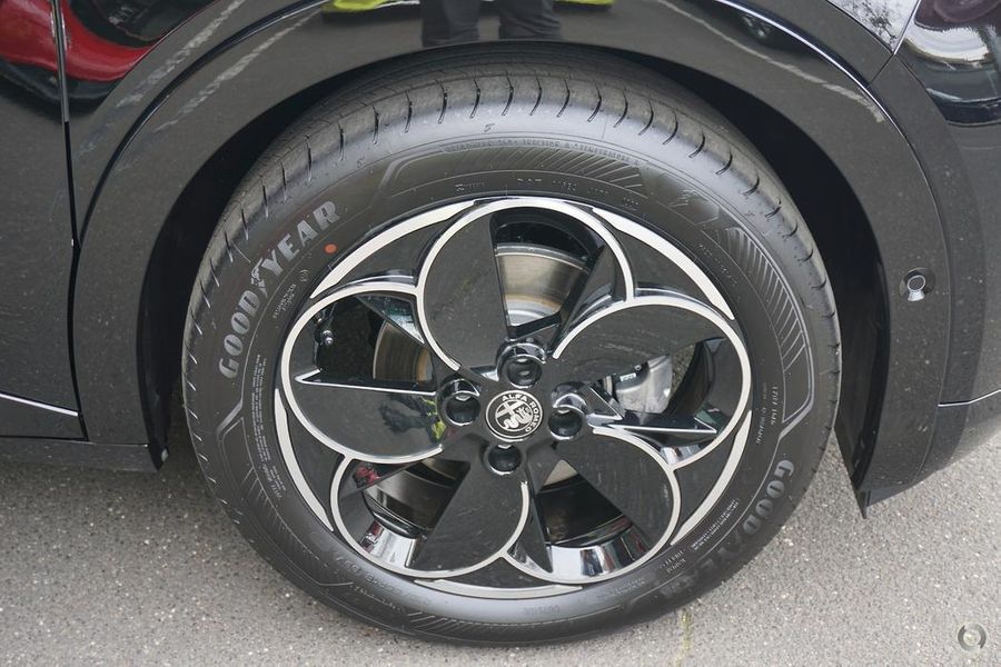 2025 Alfa Romeo Junior Ibrida Auto FWD Photo 3