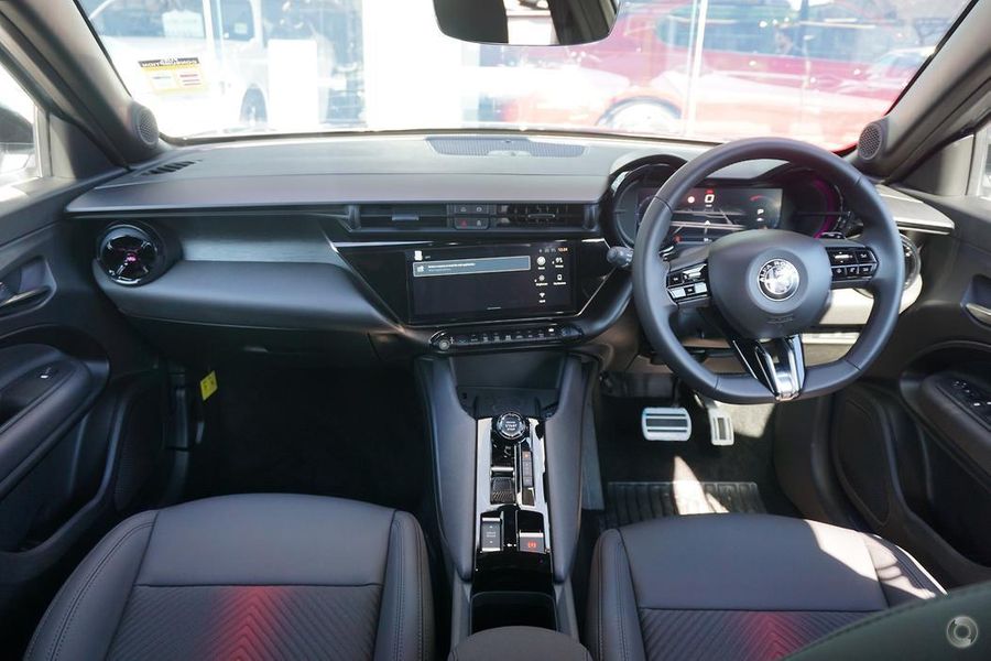 2025 Alfa Romeo Junior Ibrida Auto FWD Photo 8