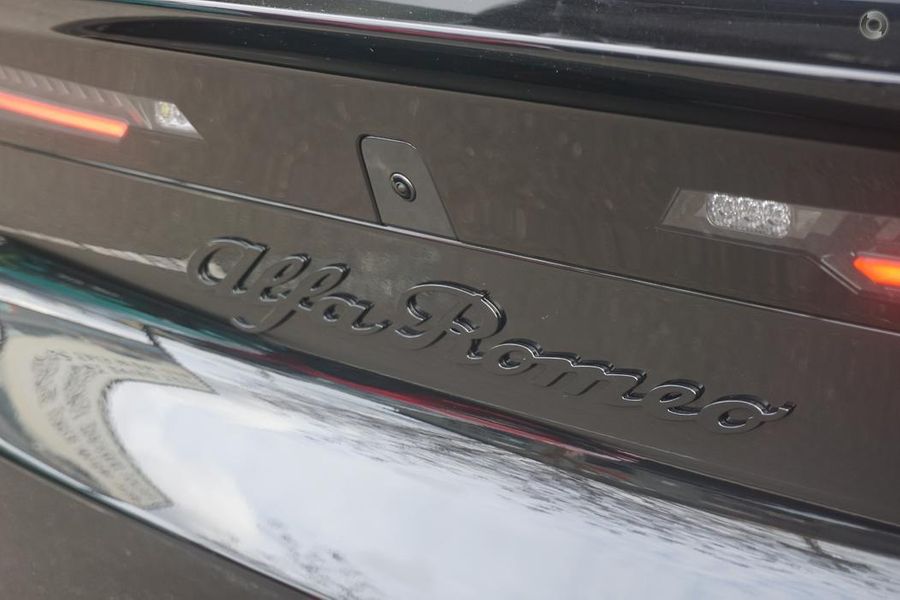 2025 Alfa Romeo Junior Ibrida Auto FWD Photo 18